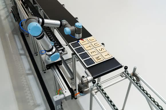 Robotics: Synchronize transport and processing of workpieces