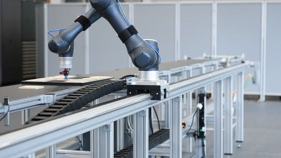 Robotics: Synchronize transport and processing of workpieces