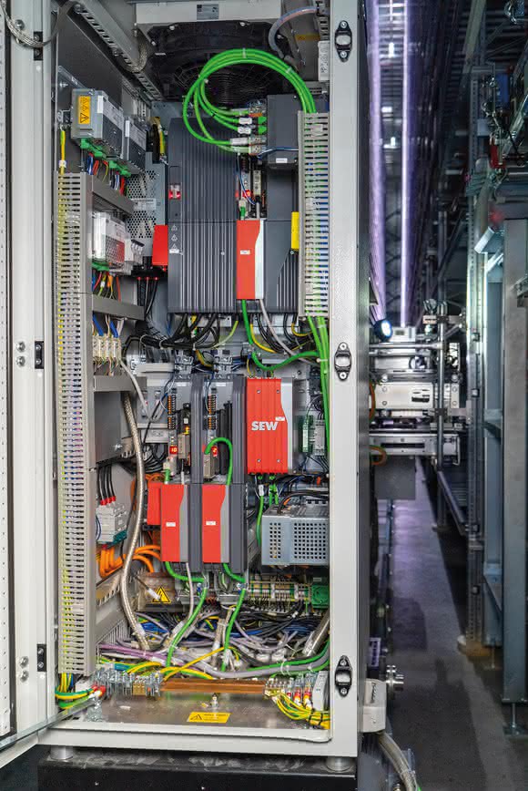 Warehouse expansion: Optimized automation concept for storage and retrieval machines