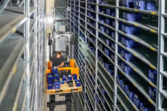 Flurförderzeuge: Neuer Vertikalkommissionierer im Ersteinsatz