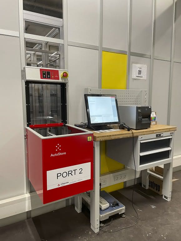 High-bay warehouse: Automated high-bay warehouse with AutoStore system