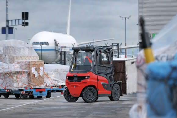 Product of the year 2024: Stacking loads of up to five tons electrically