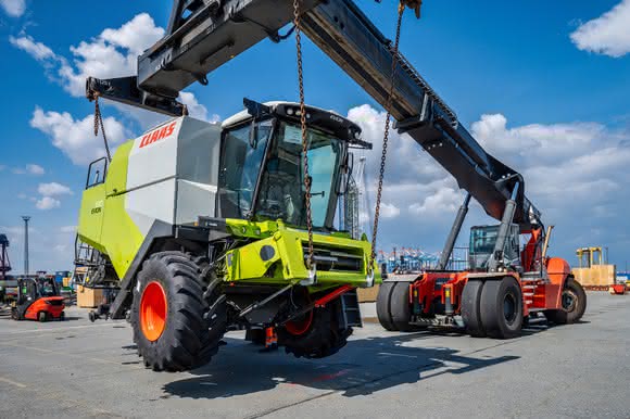 Logistics service provider: BLG upgrades combine harvester for delivery in Europe