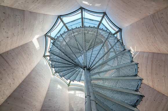 Ingenieurholzbau: Aussichtsturm mit gekrümmten großformatigen Bauteilen