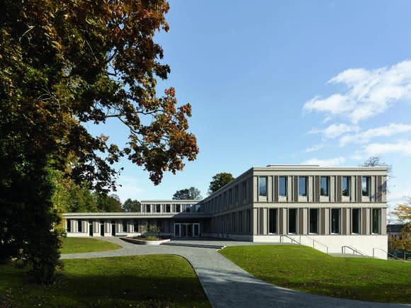 Holzfassade: Erweiterungsbau des Leibniz-Instituts für Astrophysik in Potsdam