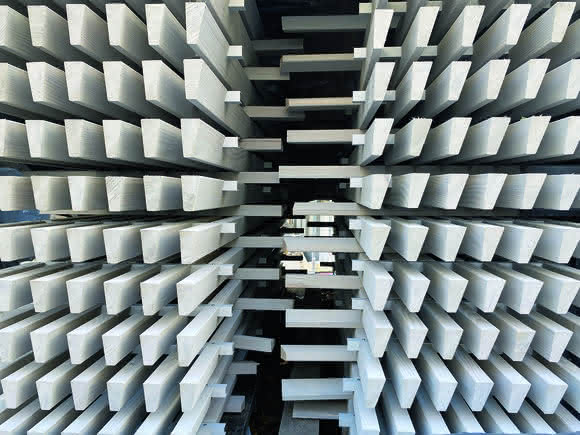 Holzfassade: Erweiterungsbau des Leibniz-Instituts für Astrophysik in Potsdam