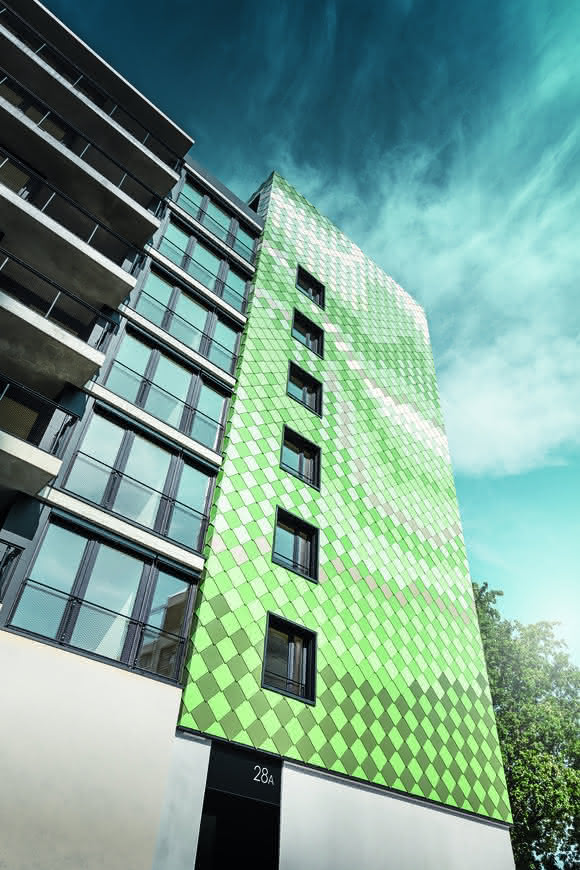 Metallfassade: Prefa Aluminium-Rauten für Wohn- und Geschäftshaus in Dresden