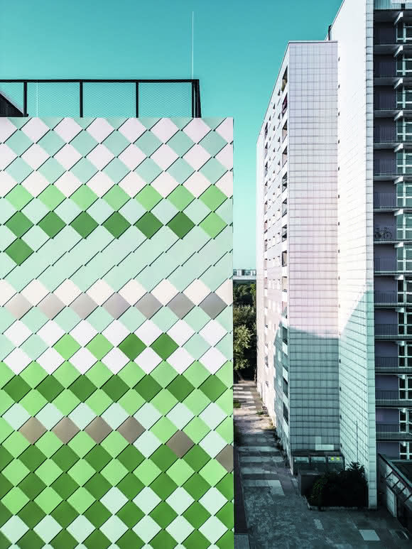 Metallfassade: Prefa Aluminium-Rauten für Wohn- und Geschäftshaus in Dresden