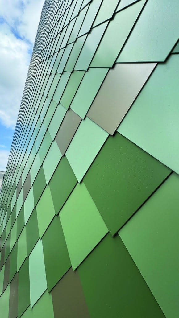 Metallfassade: Prefa Aluminium-Rauten für Wohn- und Geschäftshaus in Dresden