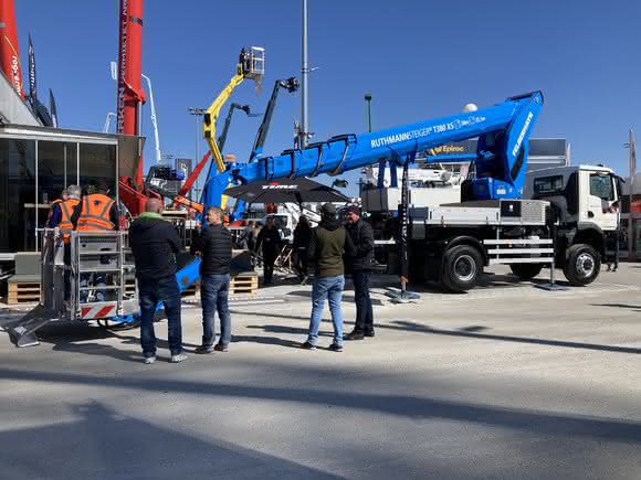 Lkw-Arbeitsbühne: Wendiger Greifer von Ruthmann feiert Premiere