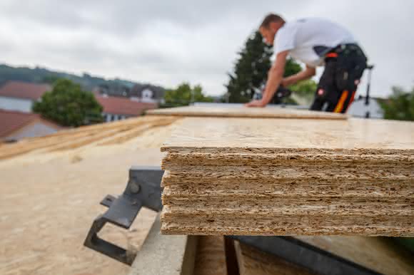 Satteldach: Nachhaltiger Dachstuhl für die Lagerhalle