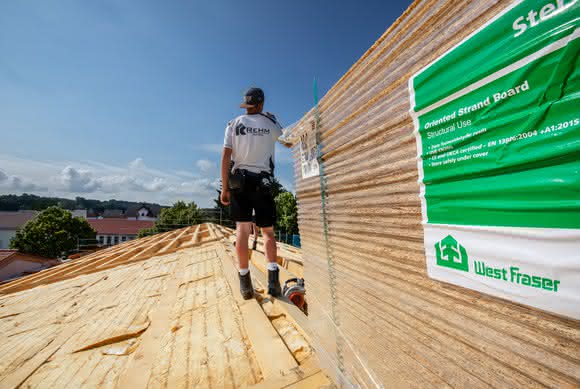 Satteldach: Nachhaltiger Dachstuhl für die Lagerhalle