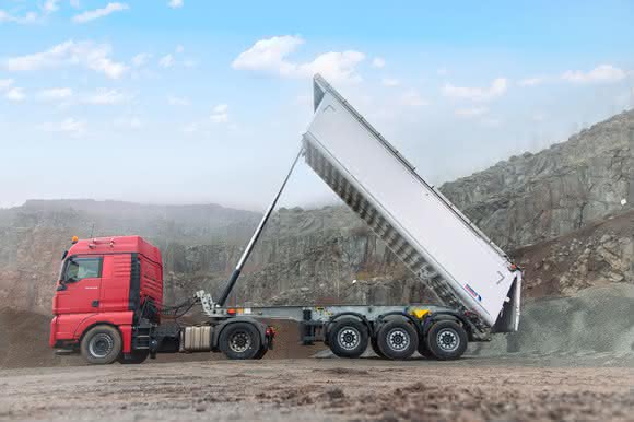 Trailer: Schmitz Cargobull macht mehr Robustheit bei weniger Gewicht möglich