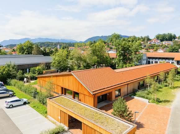 Bildungsbau: Kindergarten - Schutz, Nachhaltigkeit und Tradition