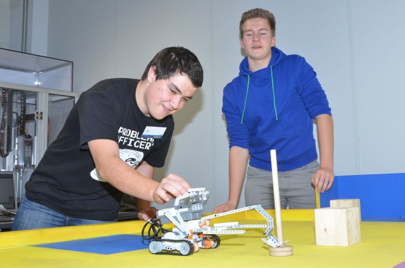 Wirtschaft + Unternehmen: Schunk und die Schüler proben Bescherung mit Robotern